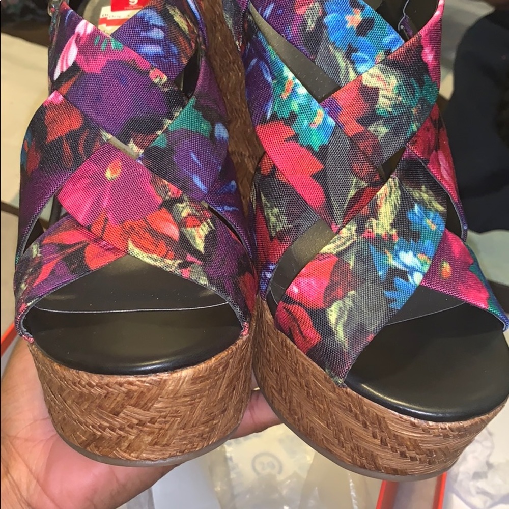 SOLD HP 🎉🎊Guess wedge heel sandals brand new - Picture 4 of 5
